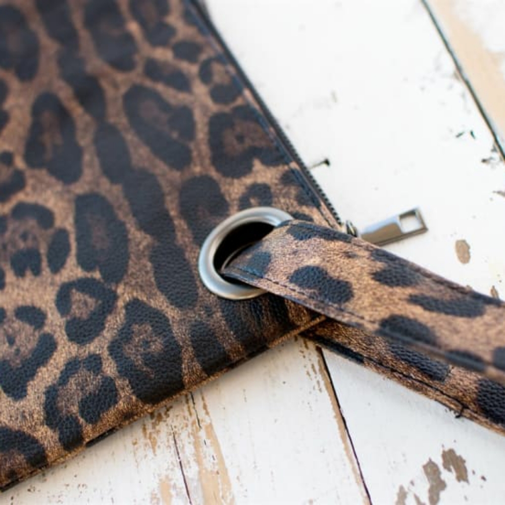 🆕️ Oversized Leopard Clutch - Picture 6 of 8
